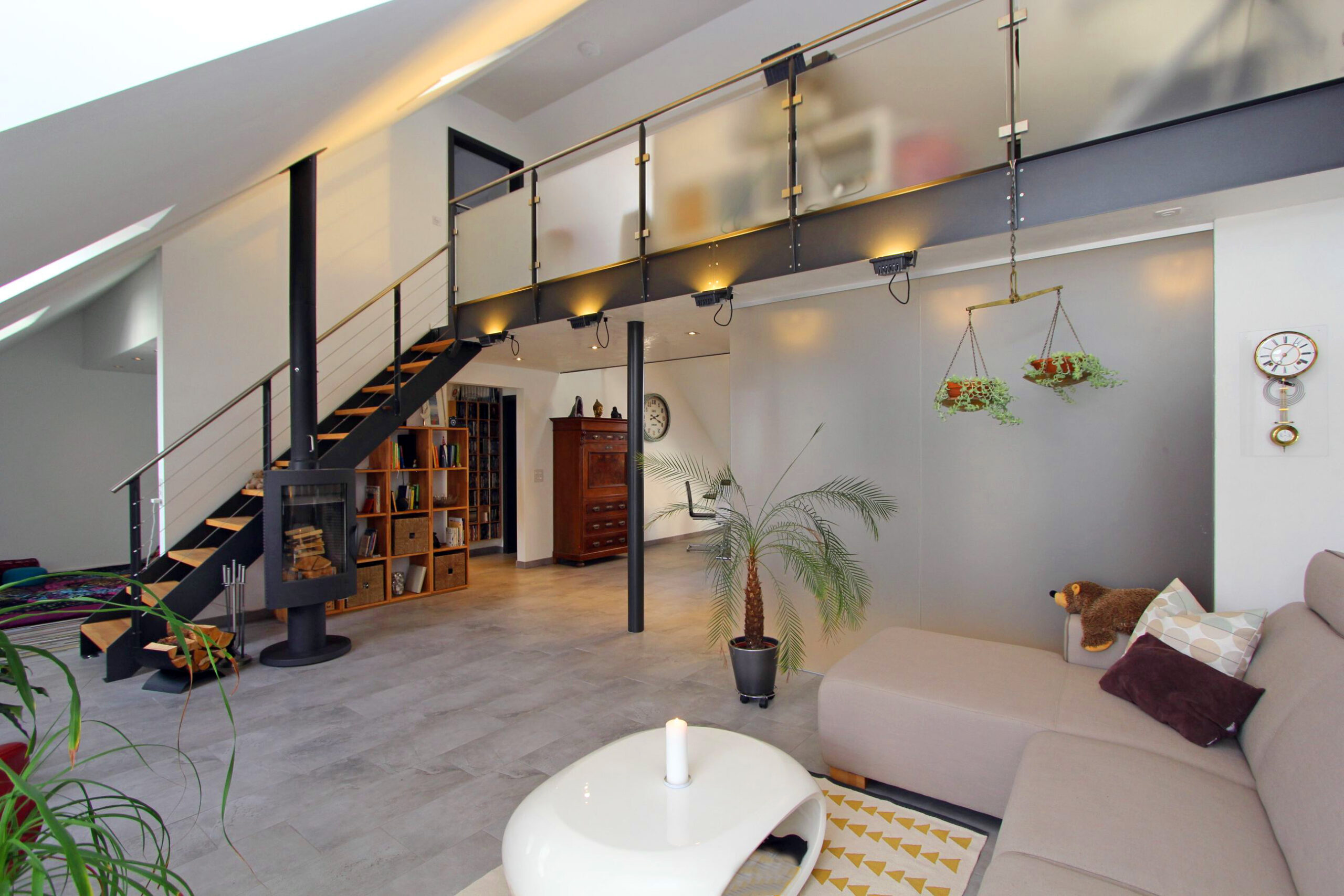 Modernes Loft-Wohnzimmer mit Galerie