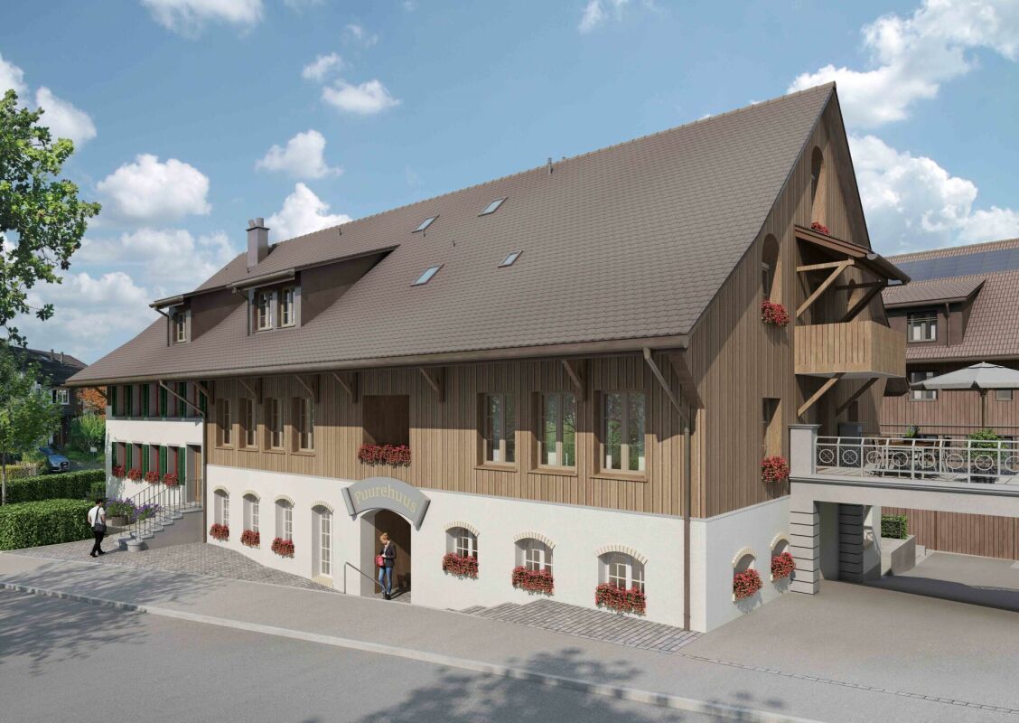 Holzgebäude mit Satteldach und Balkon