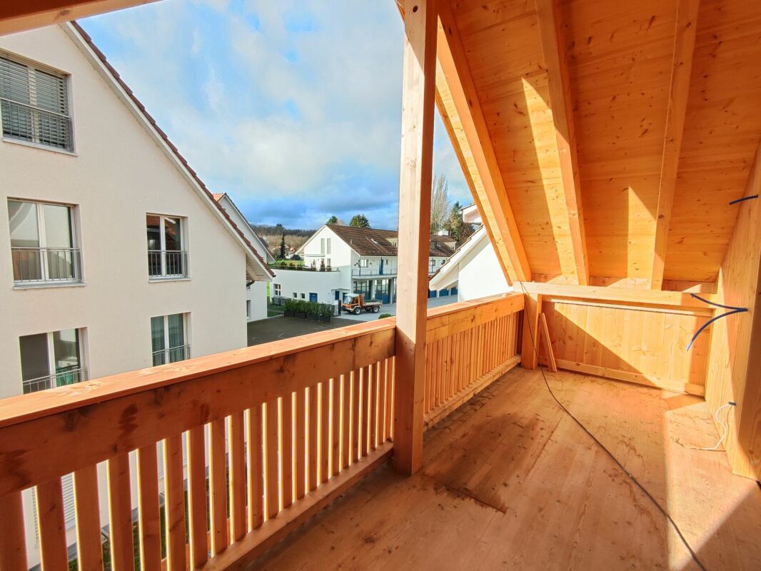 Holzbalkon mit Blick auf Wohngebäude