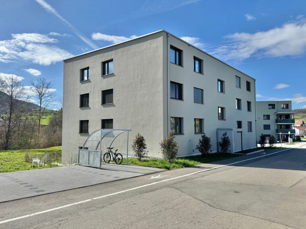Modernes Mehrfamilienhaus mit Fahrradunterstand