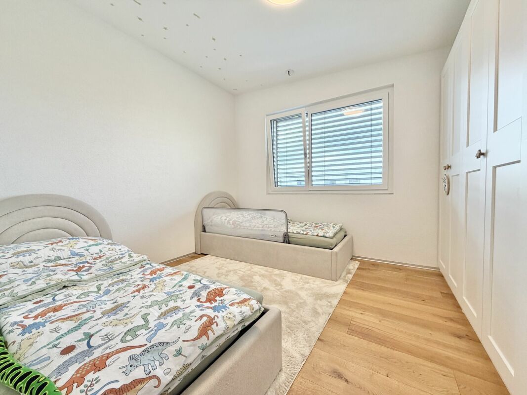 Kinderzimmer mit zwei Betten und Einbauschrank