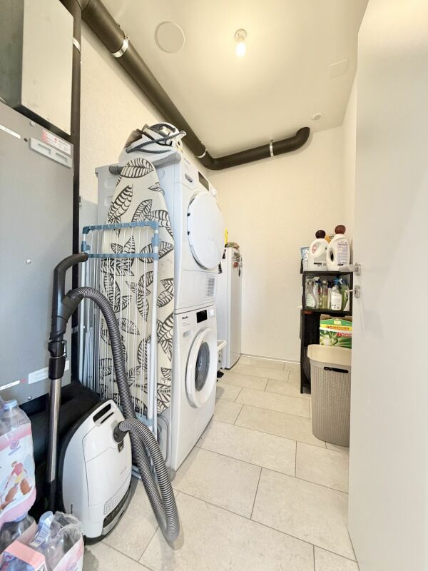Hauswirtschaftsraum mit Waschmaschine und Trockner