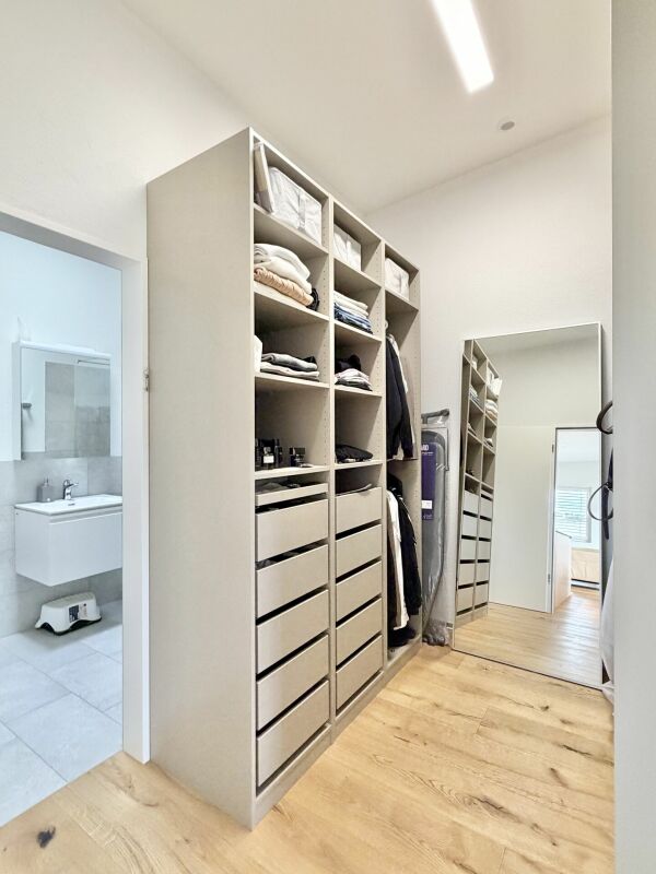 Ankleidezimmer mit angrenzendem Bad