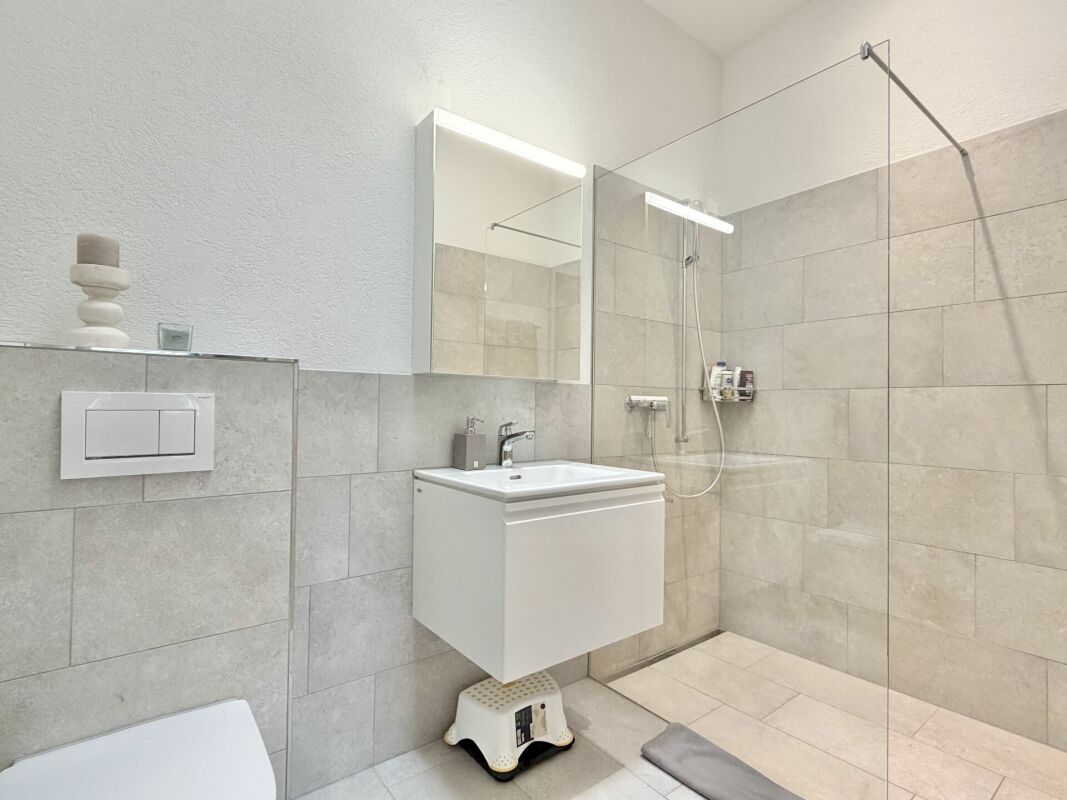 Modernes Badezimmer mit Glasdusche