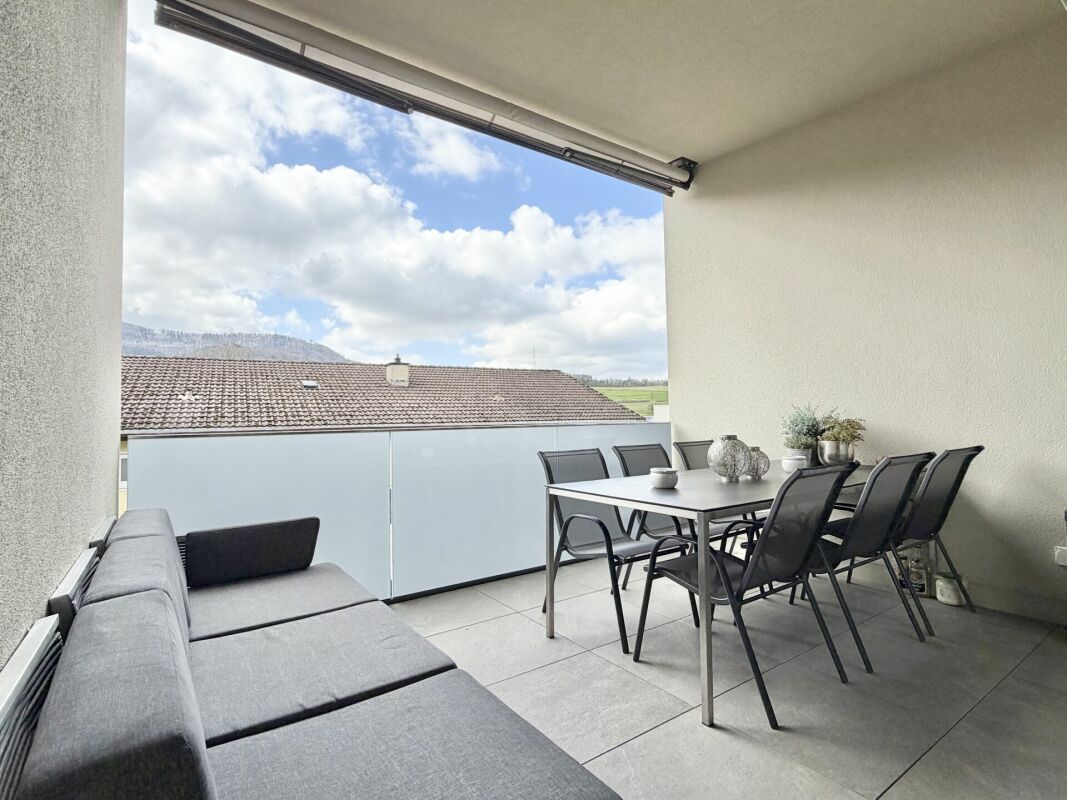 Überdachter Balkon mit Sitzgruppe