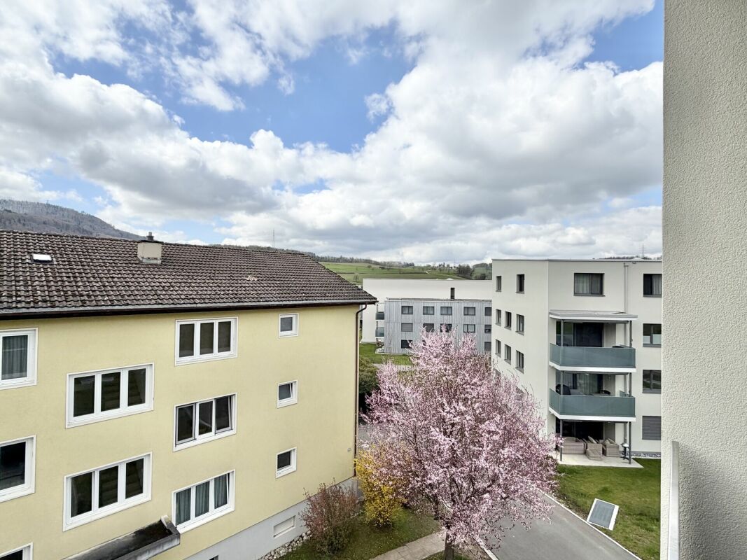 Blick vom Balkon auf Wohngebäude und Innenhof