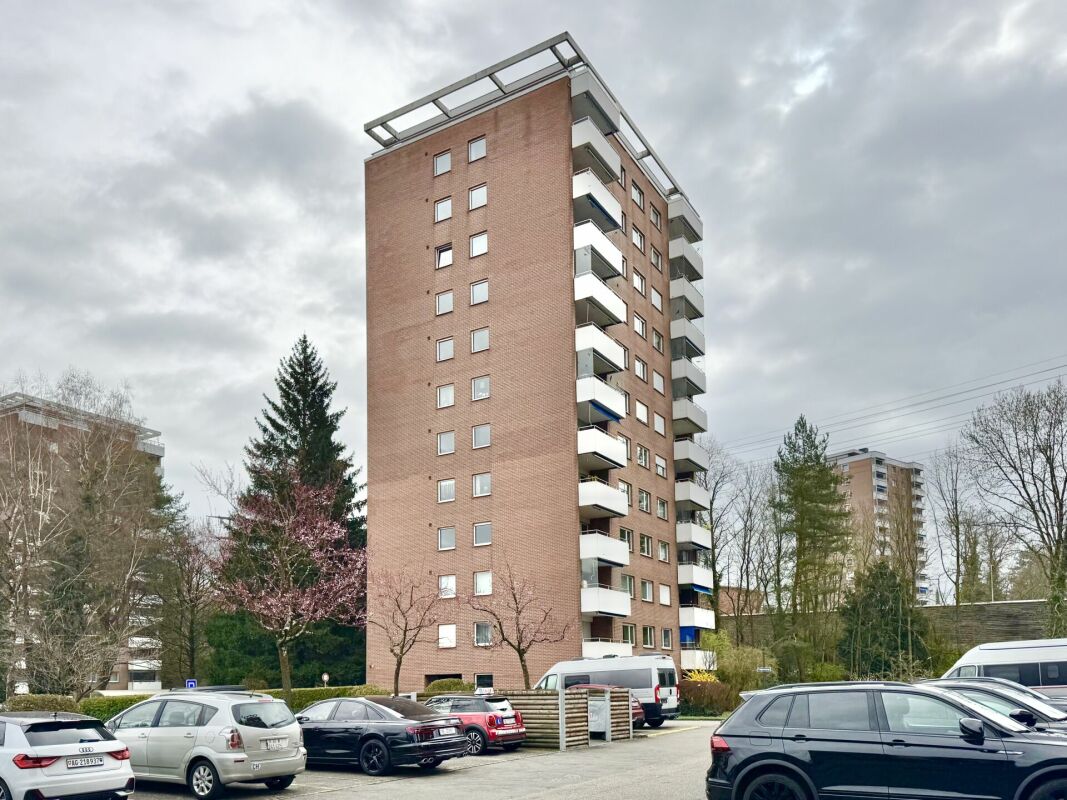 Wohnhochhaus mit Balkonfassade