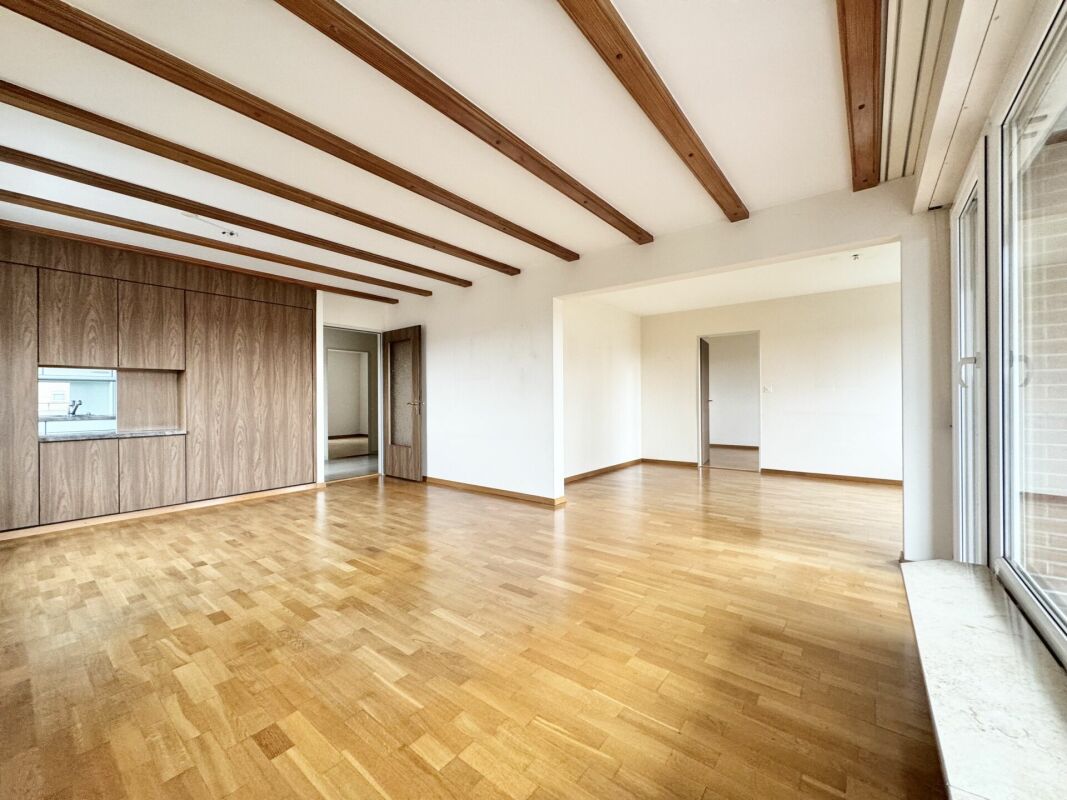Heller Wohnraum mit sichtbaren Holzbalken