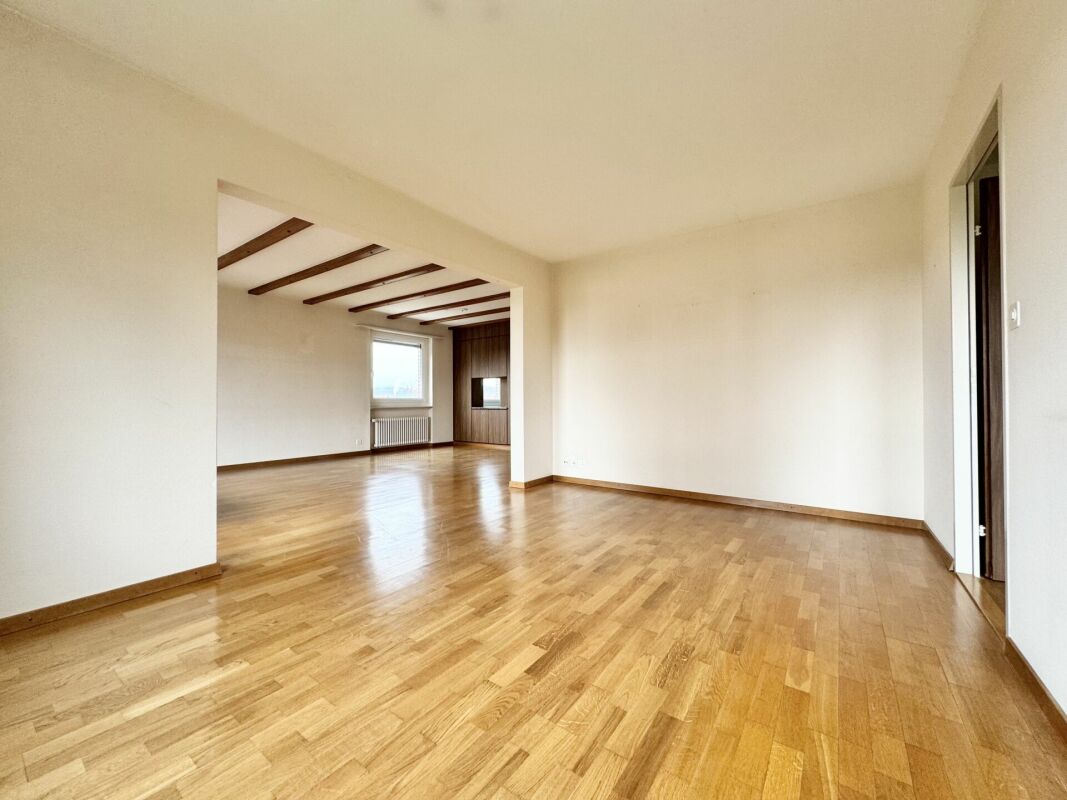 Leeres Wohn-Esszimmer mit Holzboden