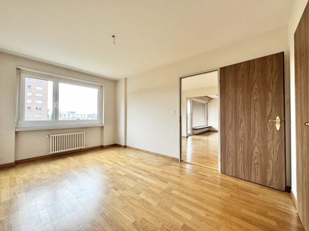 Leeres Schlafzimmer mit Holzboden