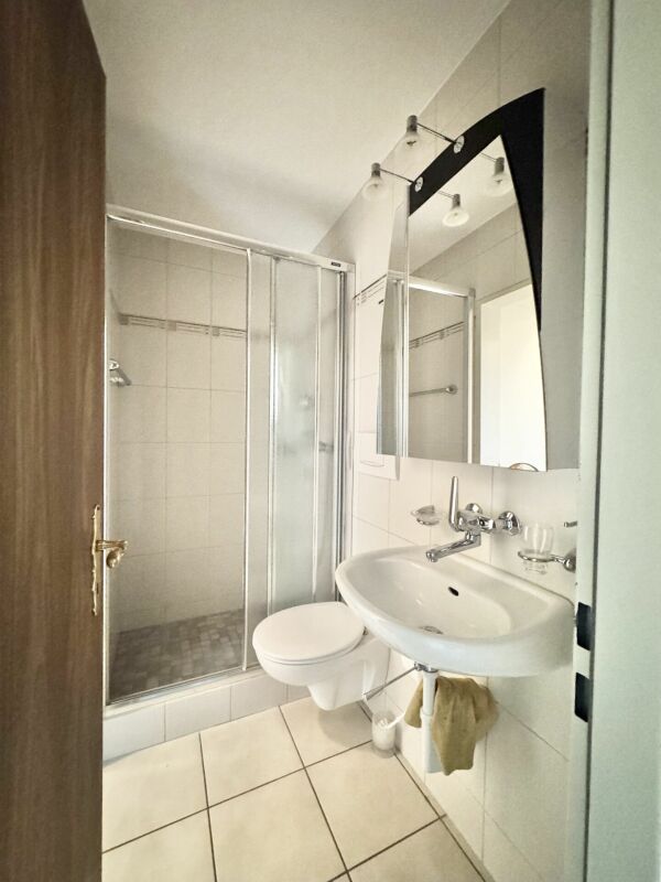 Kleines Bad mit Dusche und WC