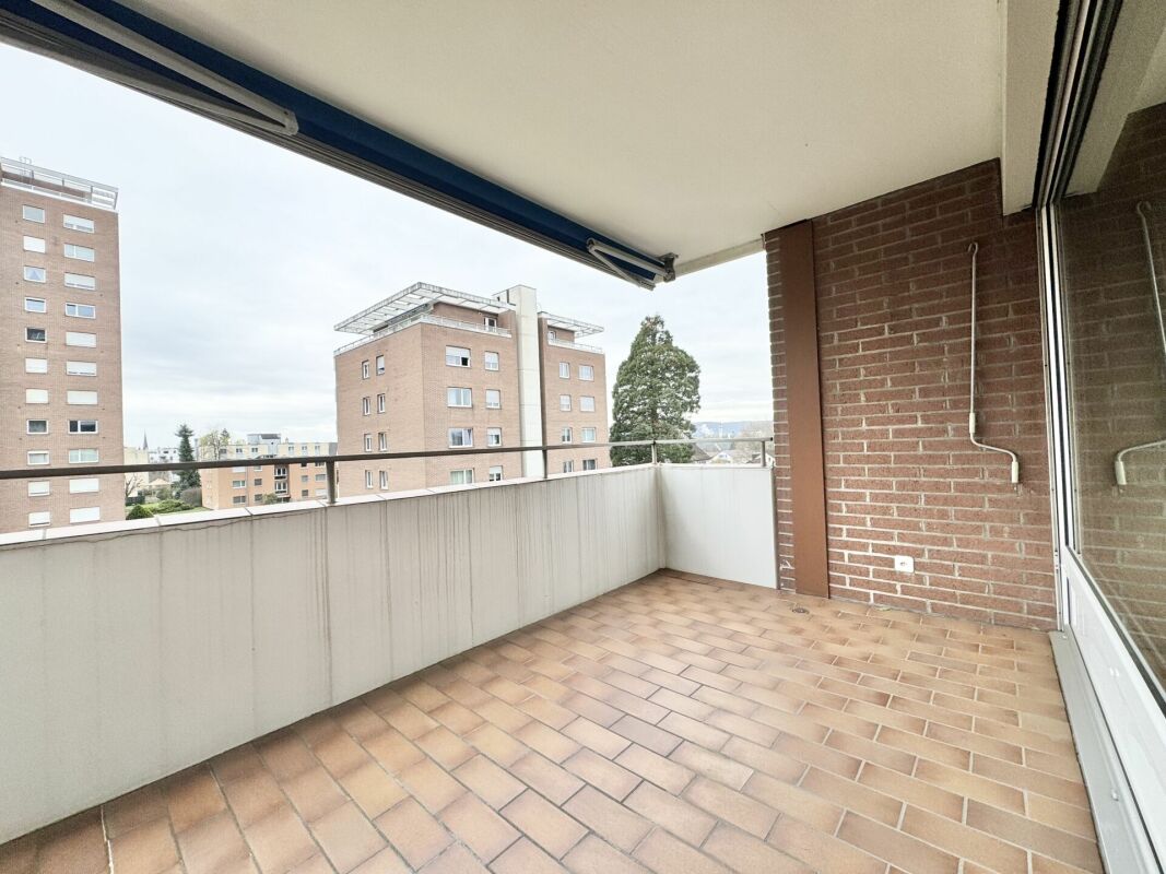Überdachter Balkon mit Stadtblick