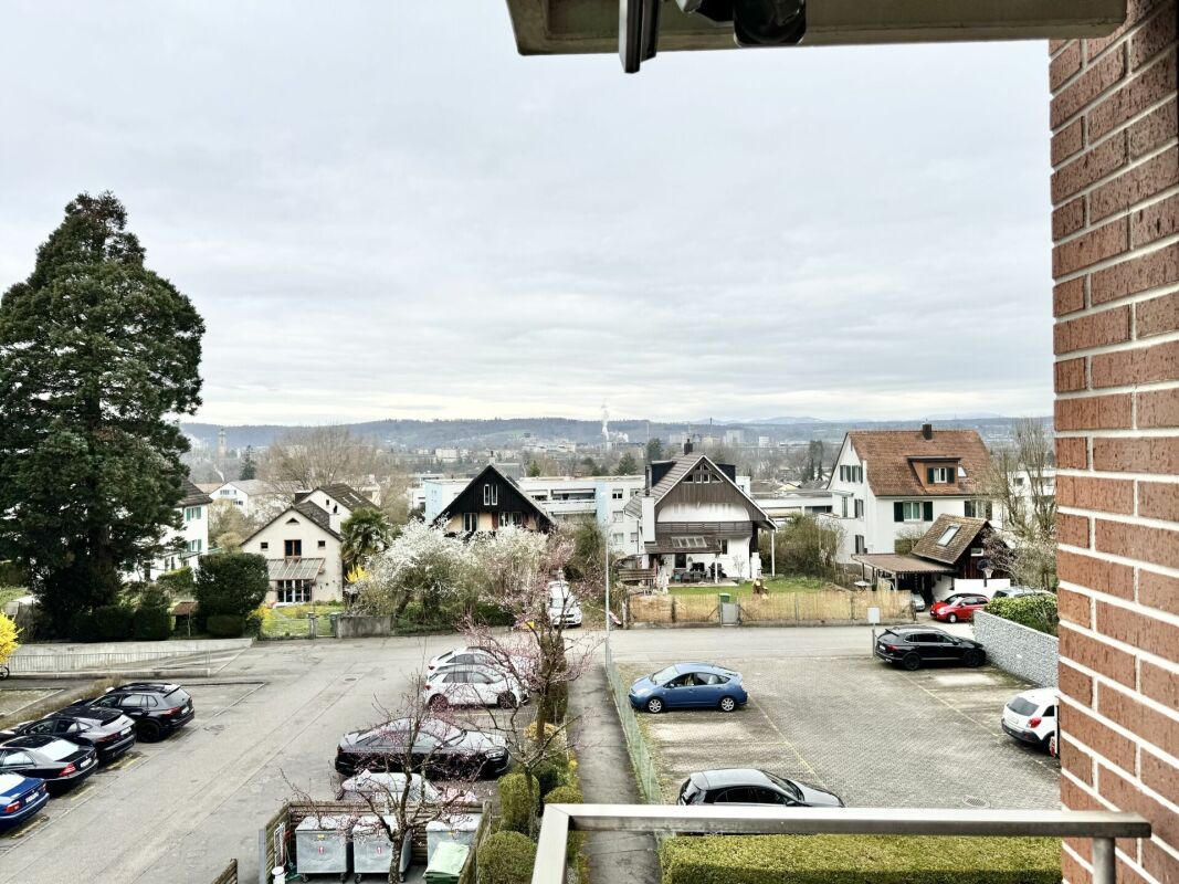 Blick über Wohngebiet und Parkplatz