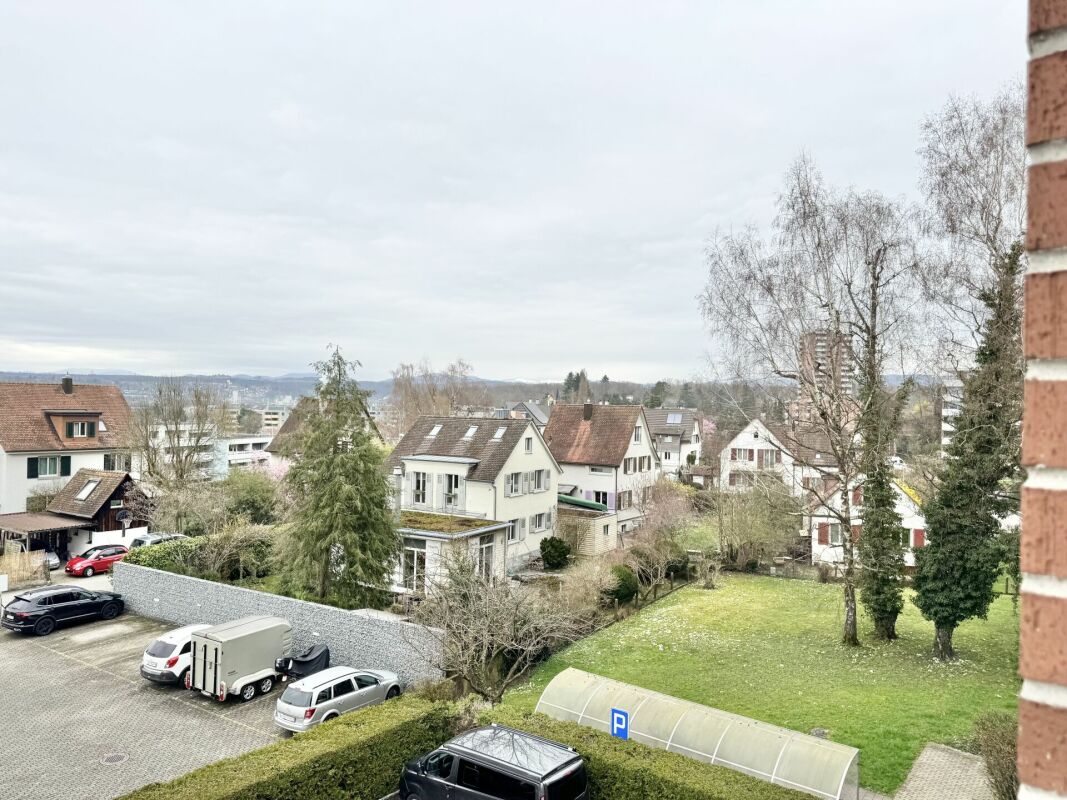 Wohngebiet mit Blick ins Grüne und auf Nachbarhäuser