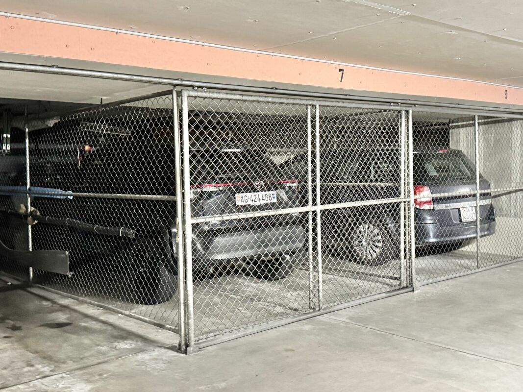 Tiefgarage mit abgeschlossenen Stellplätzen