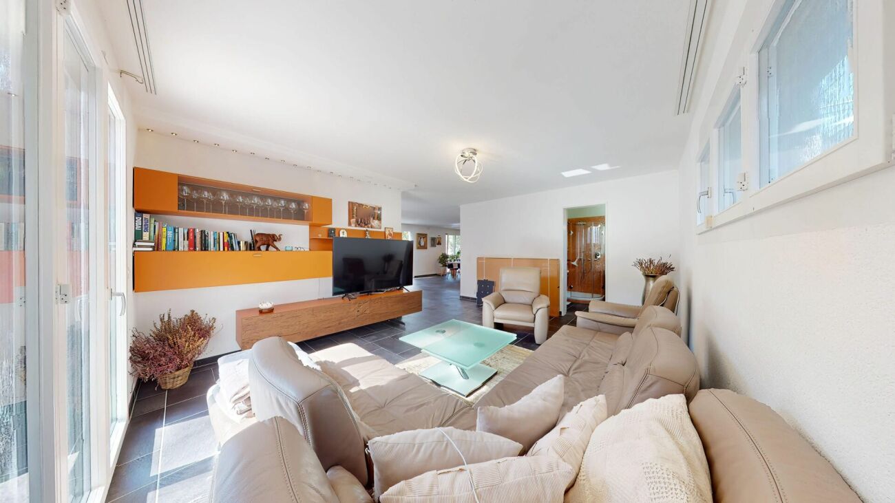 Helles Wohnzimmer mit moderner Medienwand