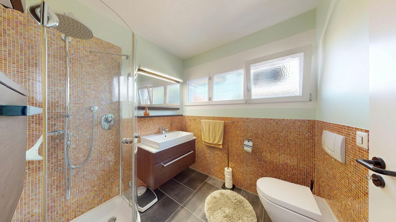 Modernes Badezimmer mit Dusche und Waschtisch