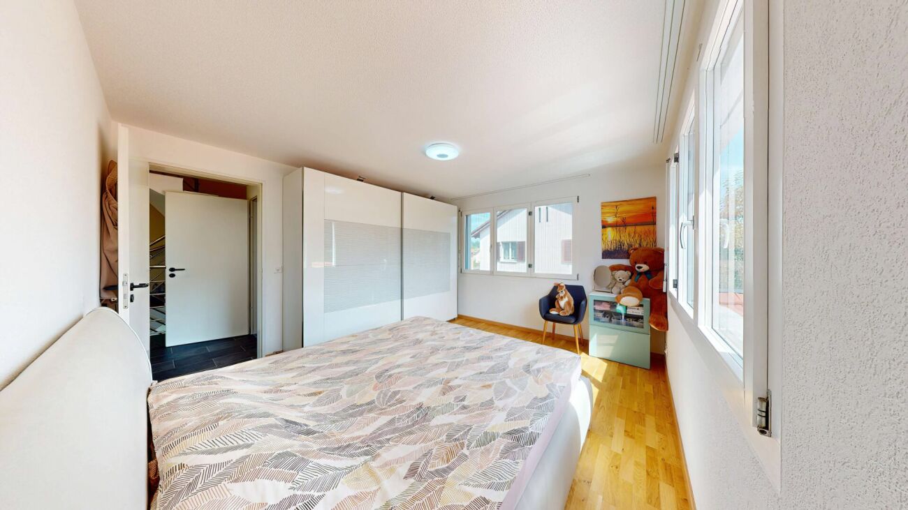 Helles Schlafzimmer mit großen Fenstern