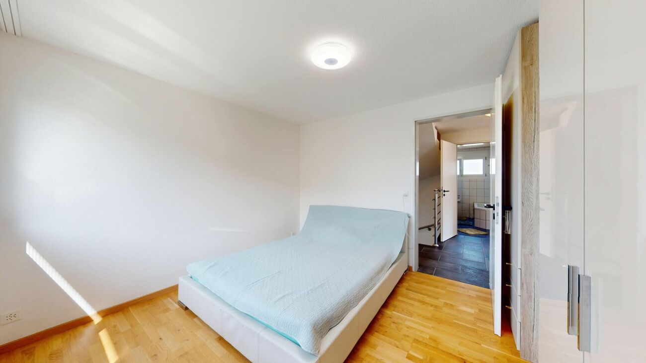 Helles Schlafzimmer mit Einzelbett