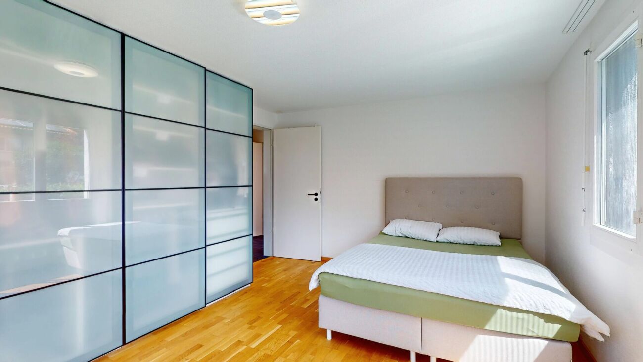 Helles Schlafzimmer mit Schiebetür-Schrank