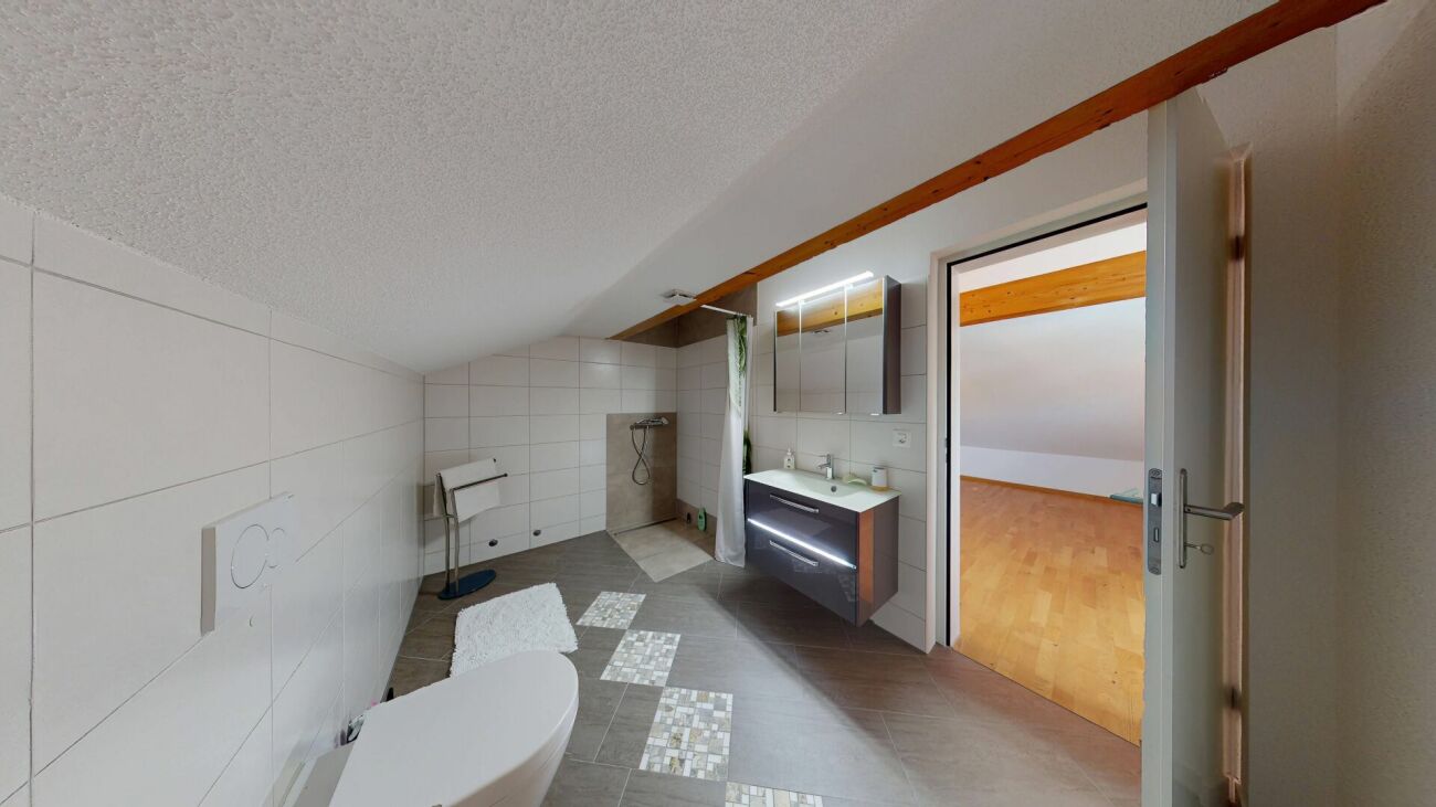 Badezimmer mit Dachschräge