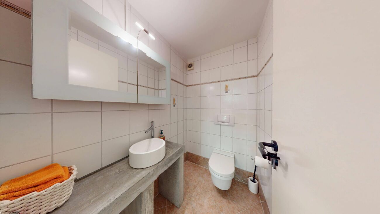 Gäste-WC mit Waschtisch und wandhängendem WC