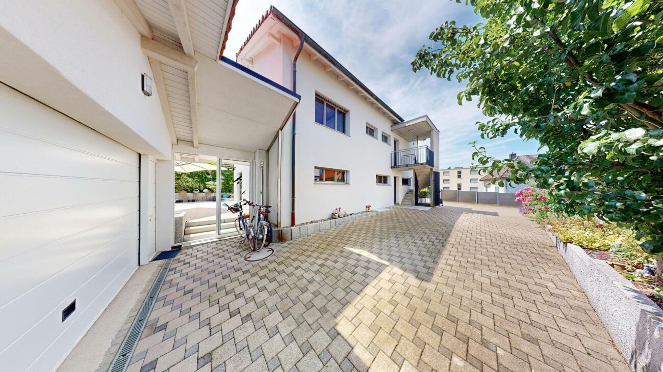Außenansicht eines modernen Wohnhauses mit Hof