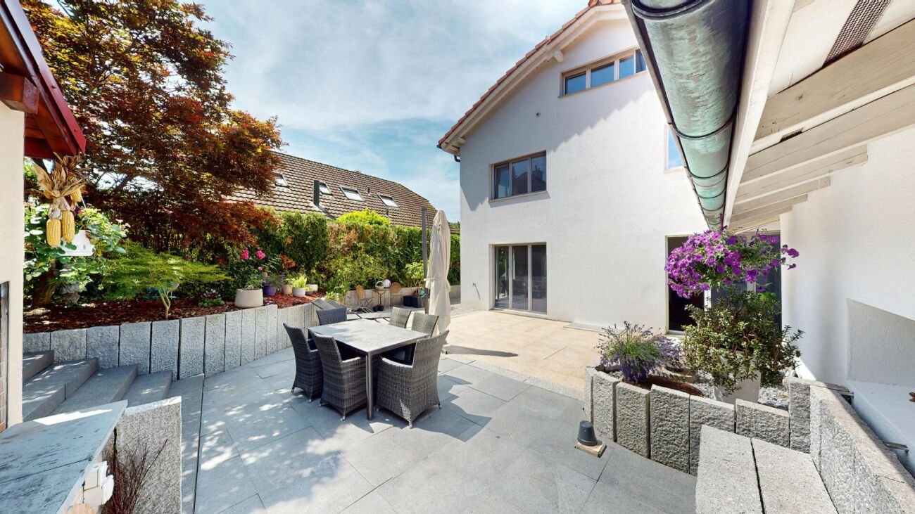Außenhof mit Terrasse und Gartenbereich