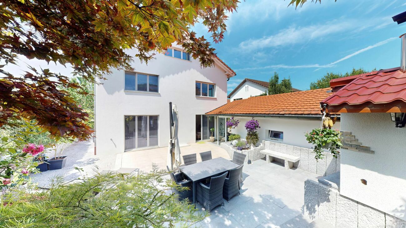 Terrasse mit Hausfassade und Sitzbereich