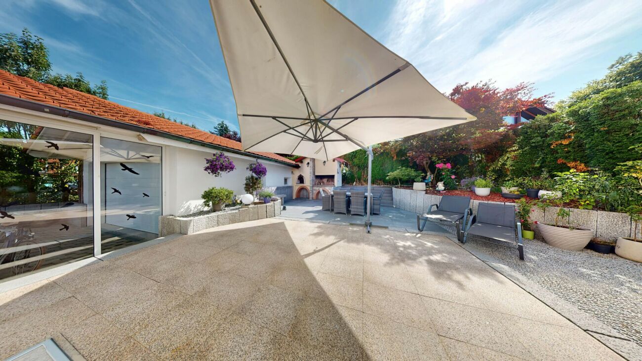 Terrasse mit großem Sonnenschirm