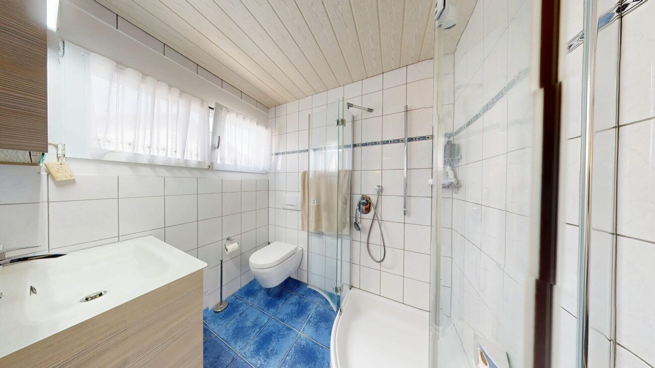 Badezimmer mit Dusche und WC