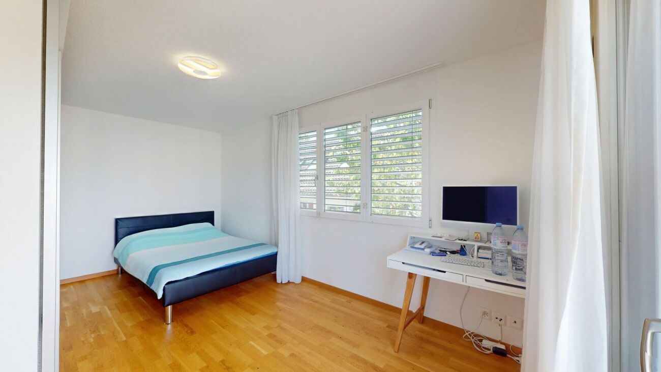 Helles Schlafzimmer mit Schreibtisch