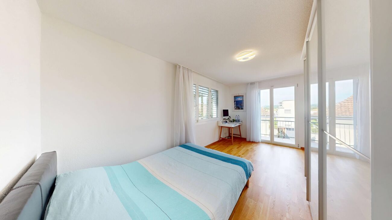 Helles Schlafzimmer mit Balkonzugang