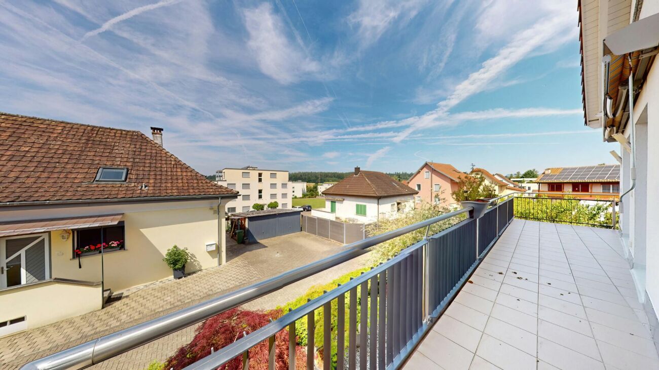 Balkon mit Nachbarschaftsblick