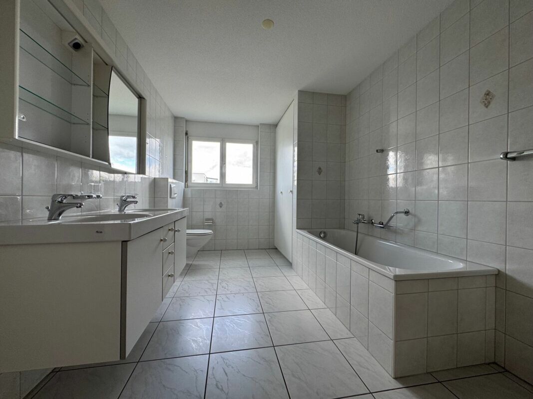 Badezimmer mit Wanne und Waschtisch