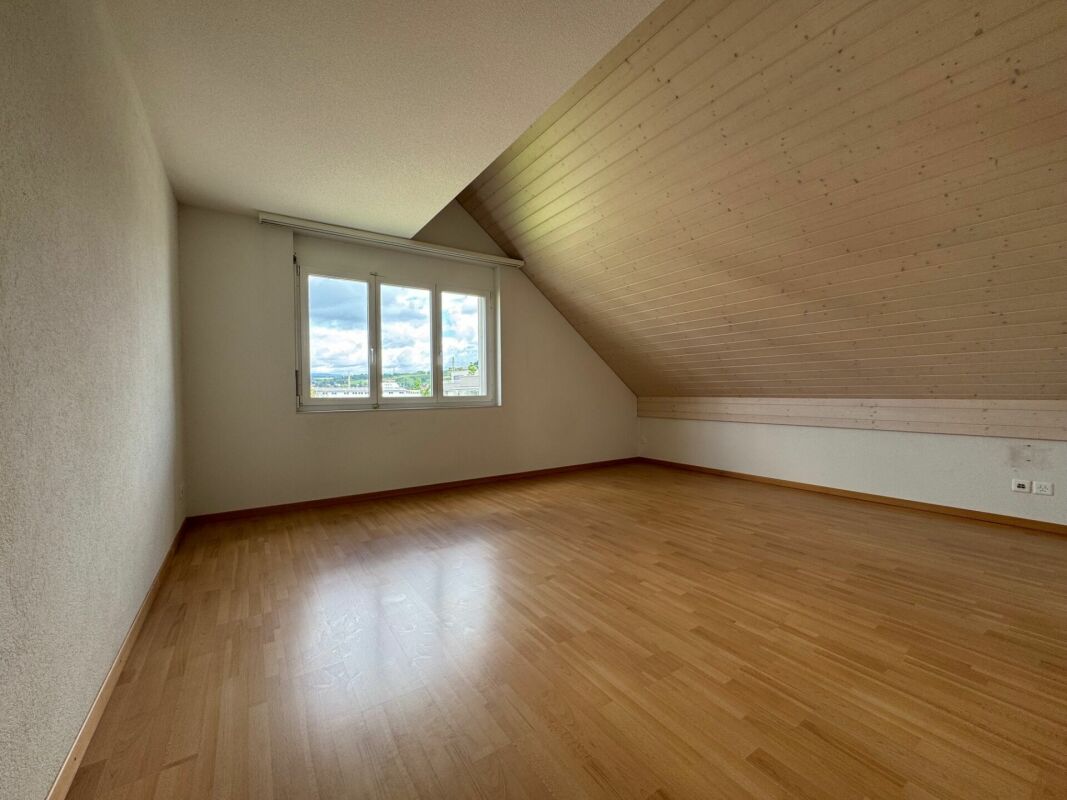 Dachzimmer mit Holzdecke