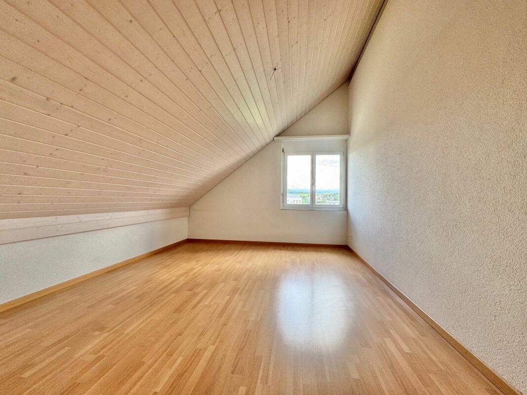 Dachgeschosszimmer mit Fenster