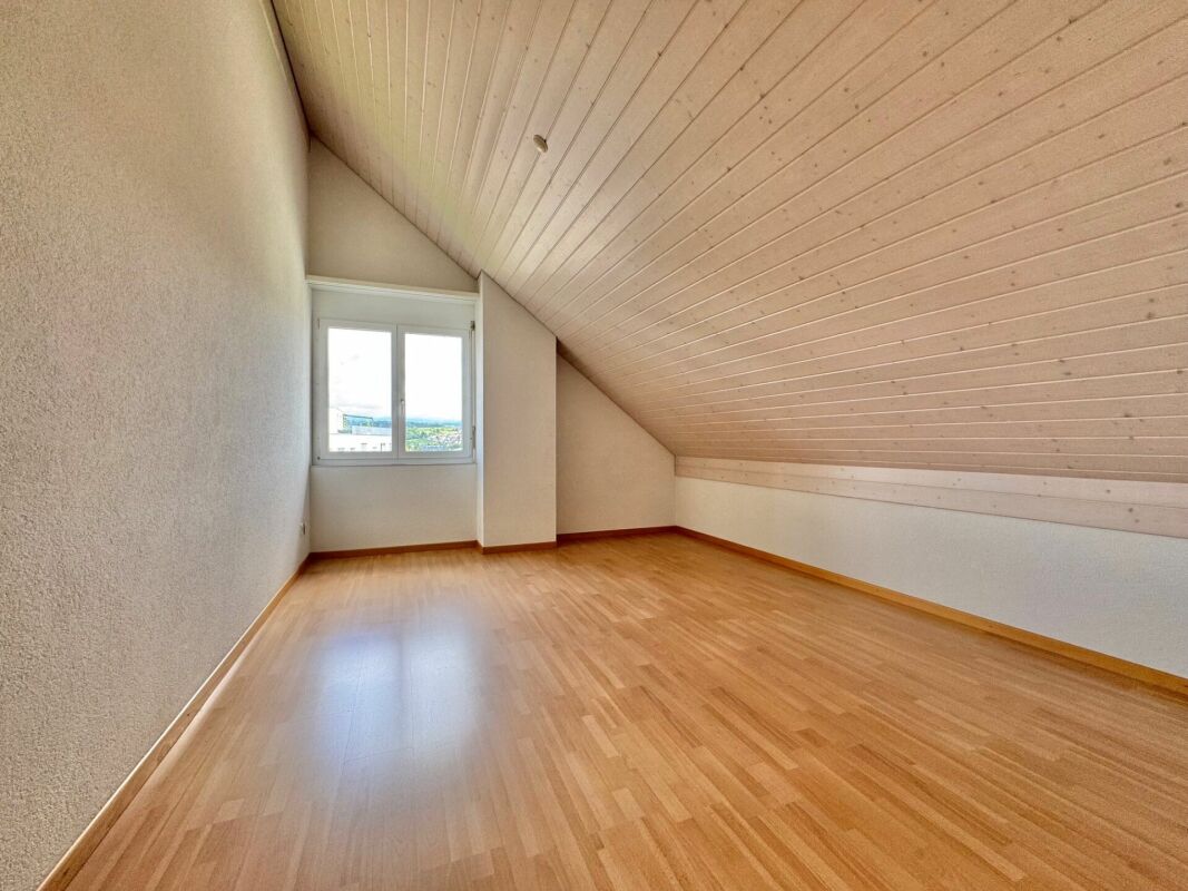 Dachgeschosszimmer mit Holzdecke