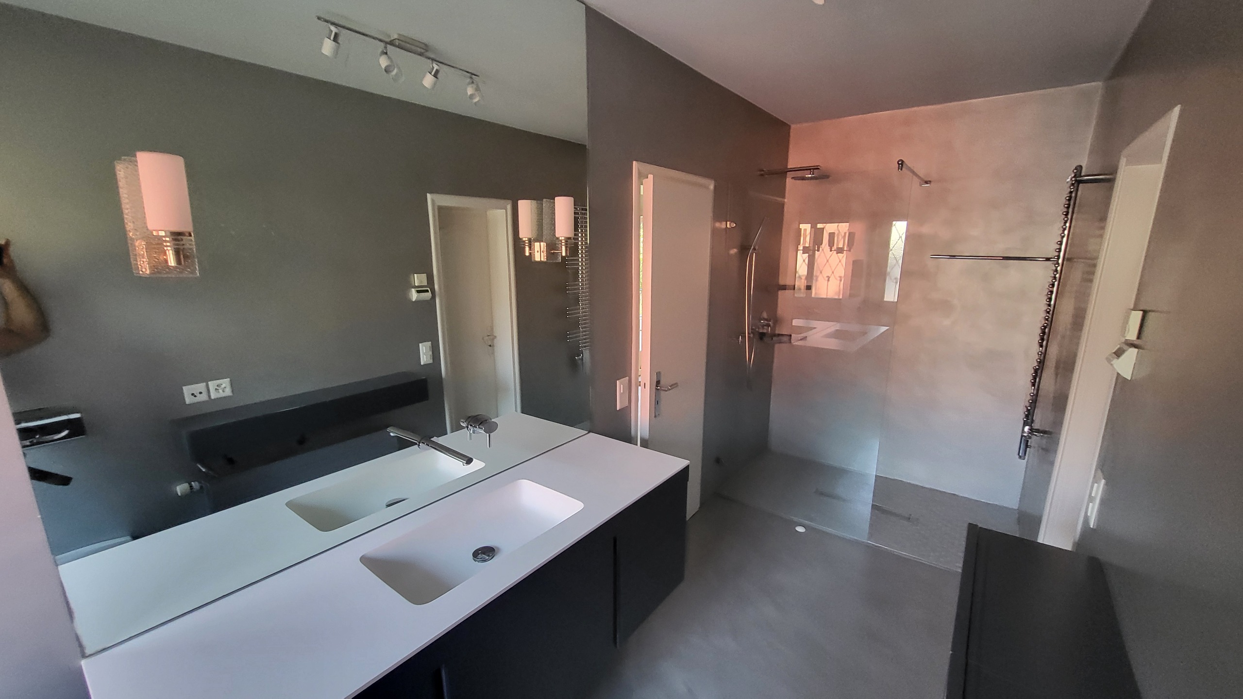 Modernes Badezimmer mit begehbarer Dusche und Doppelwaschtisch