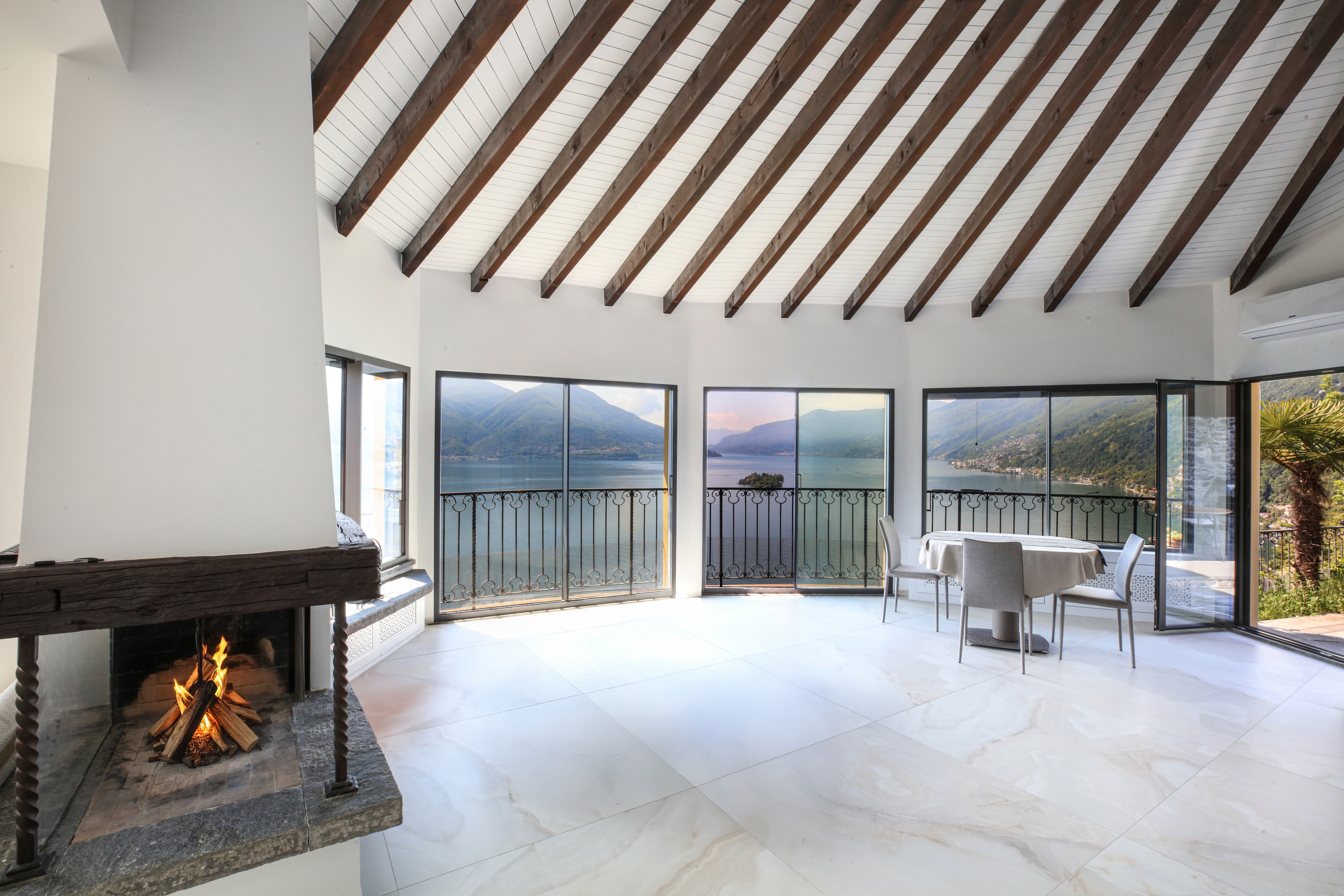 Wohnraum mit Panoramablick und Kamin