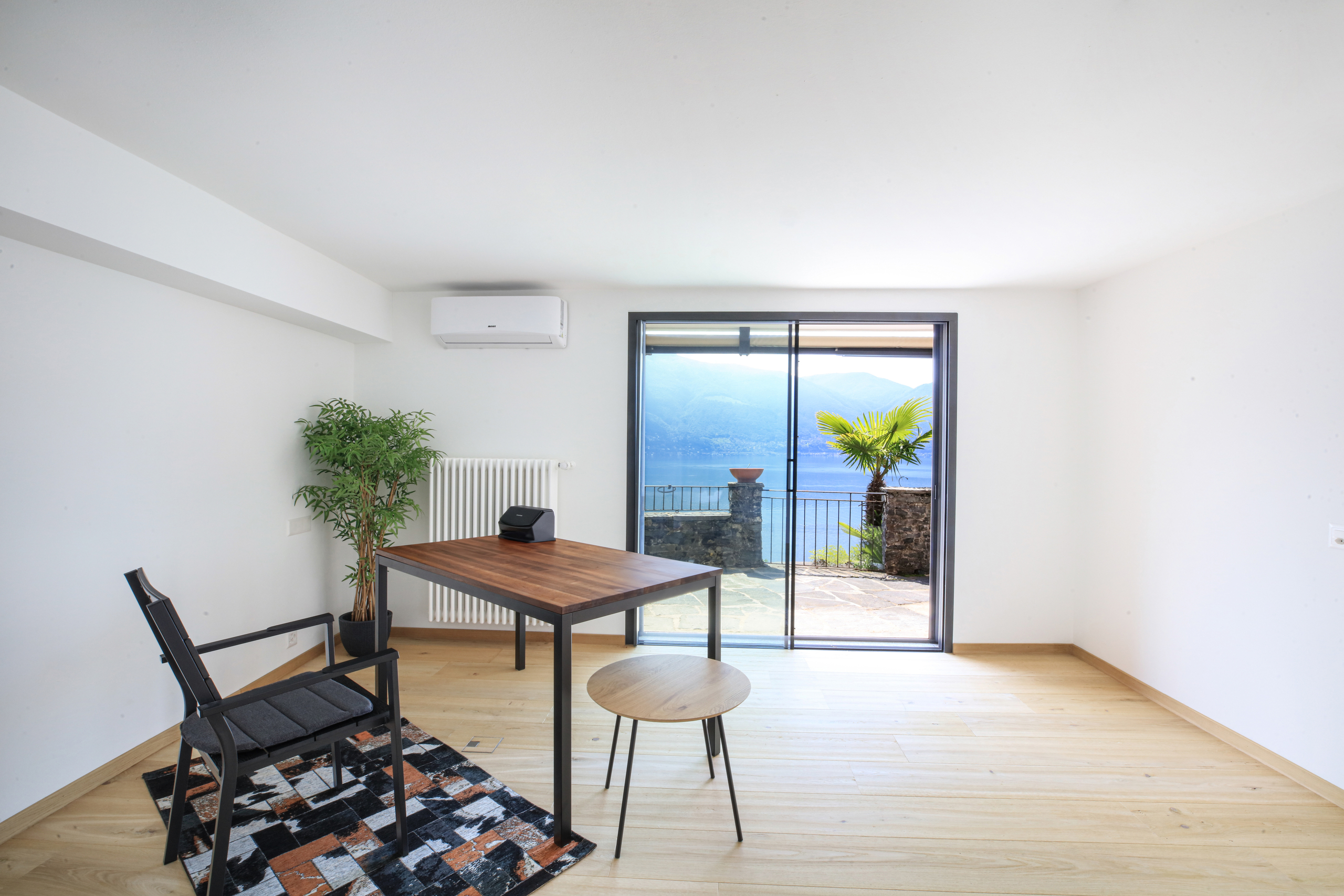 Heller Wohnraum mit Seeblick