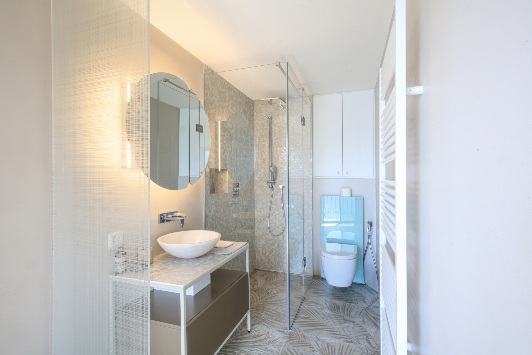 Modernes Badezimmer mit begehbarer Dusche und Waschtisch