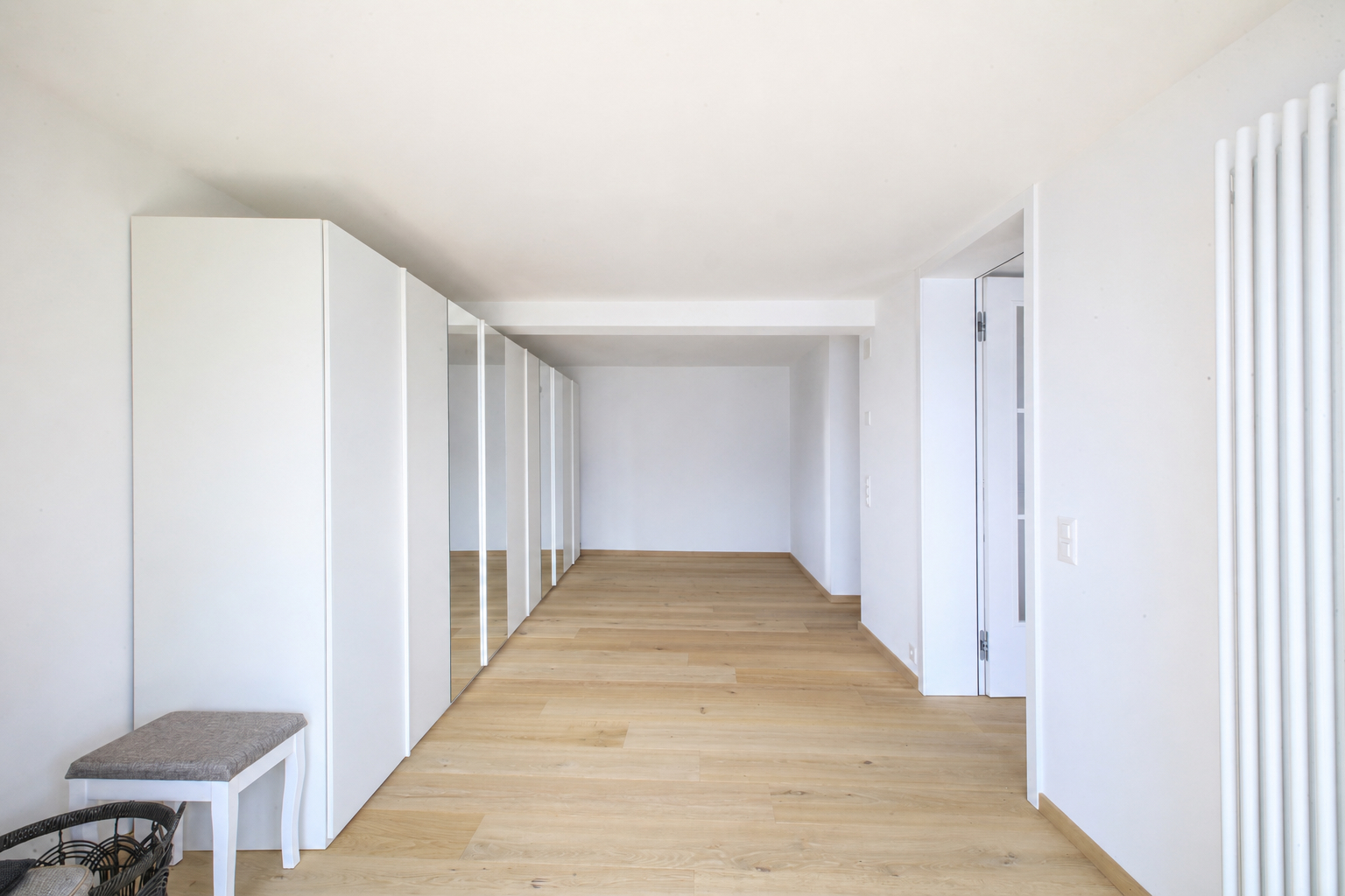 Helles, minimalistisches Schlafzimmer mit Einbauschränken