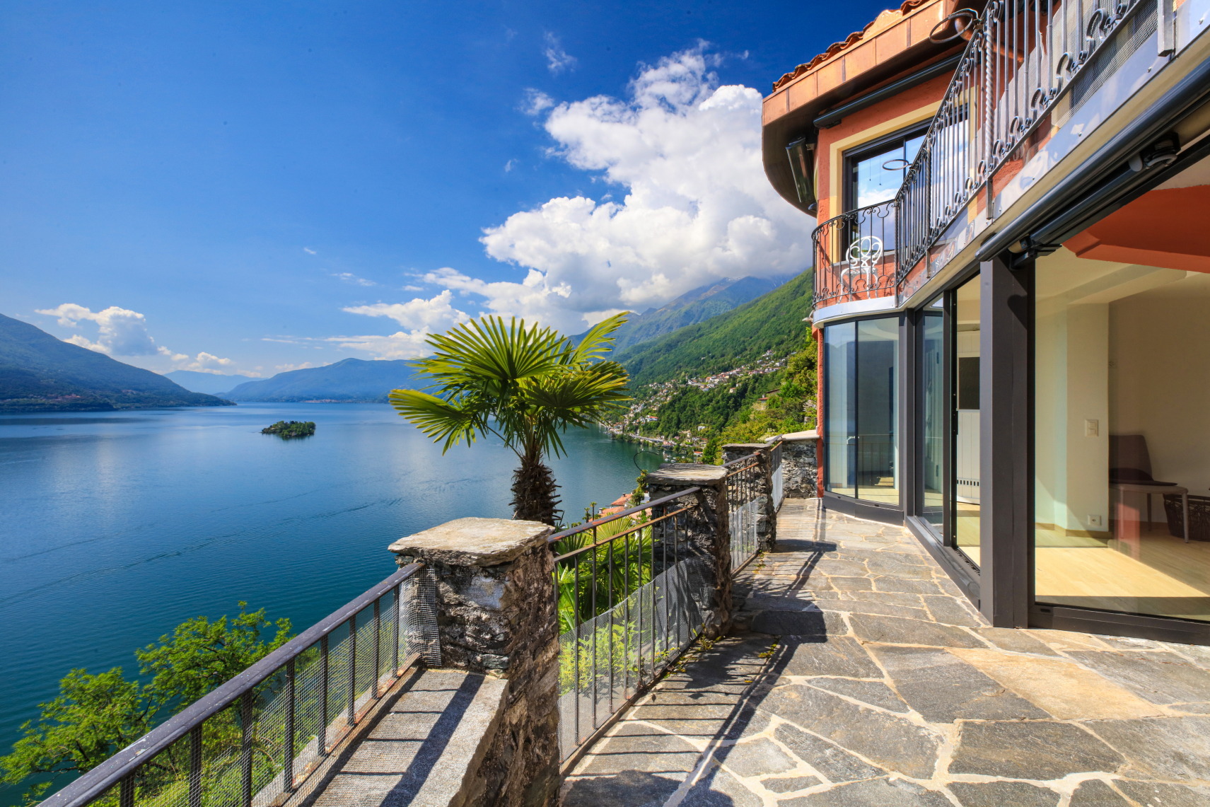 Seeblick-Terrasse mit Bergkulisse