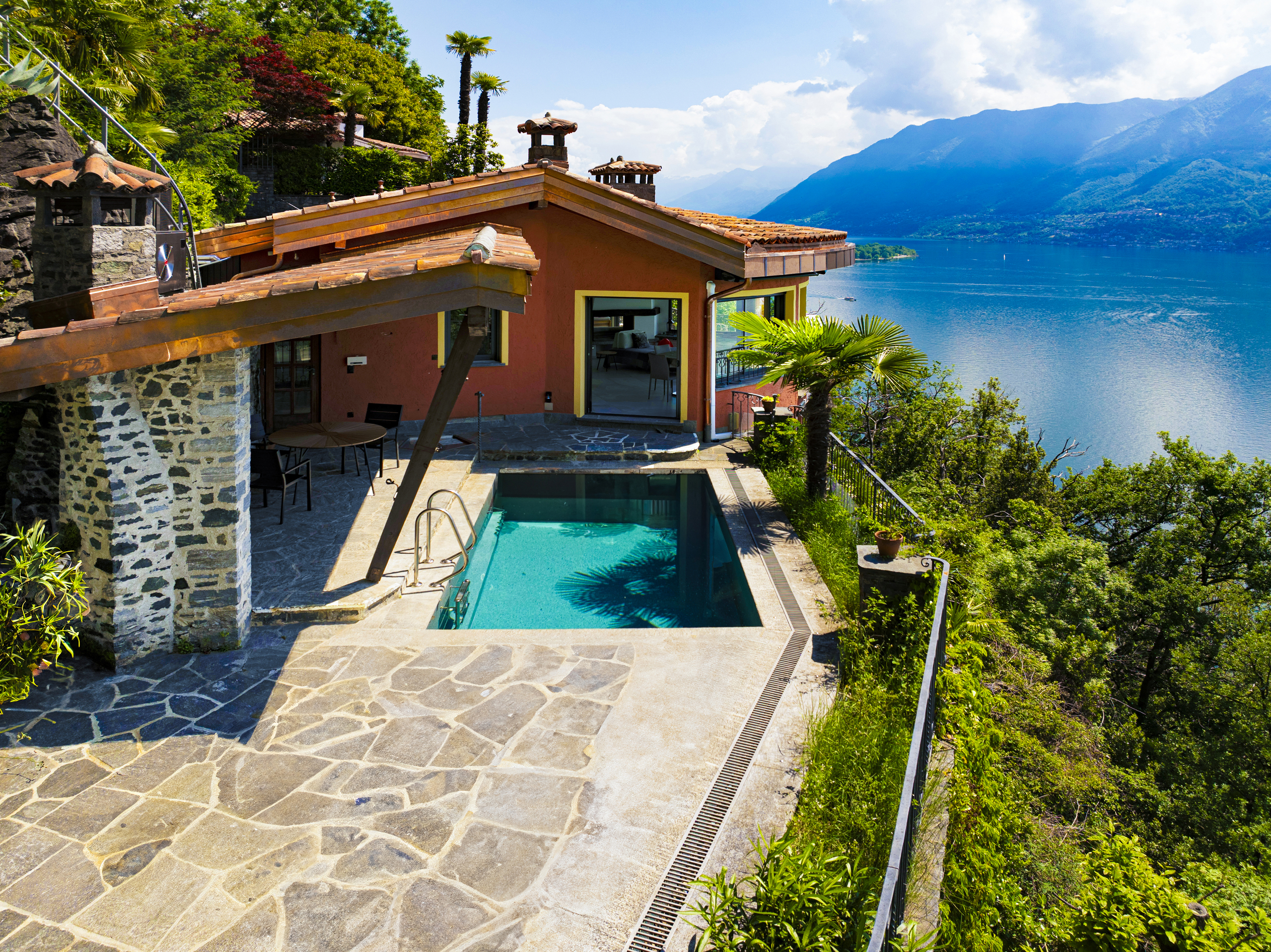 Seeblick-Villa mit Pool