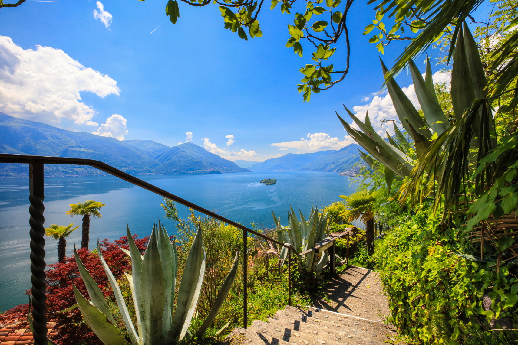 Tropischer Seeblick mit Gartentreppe