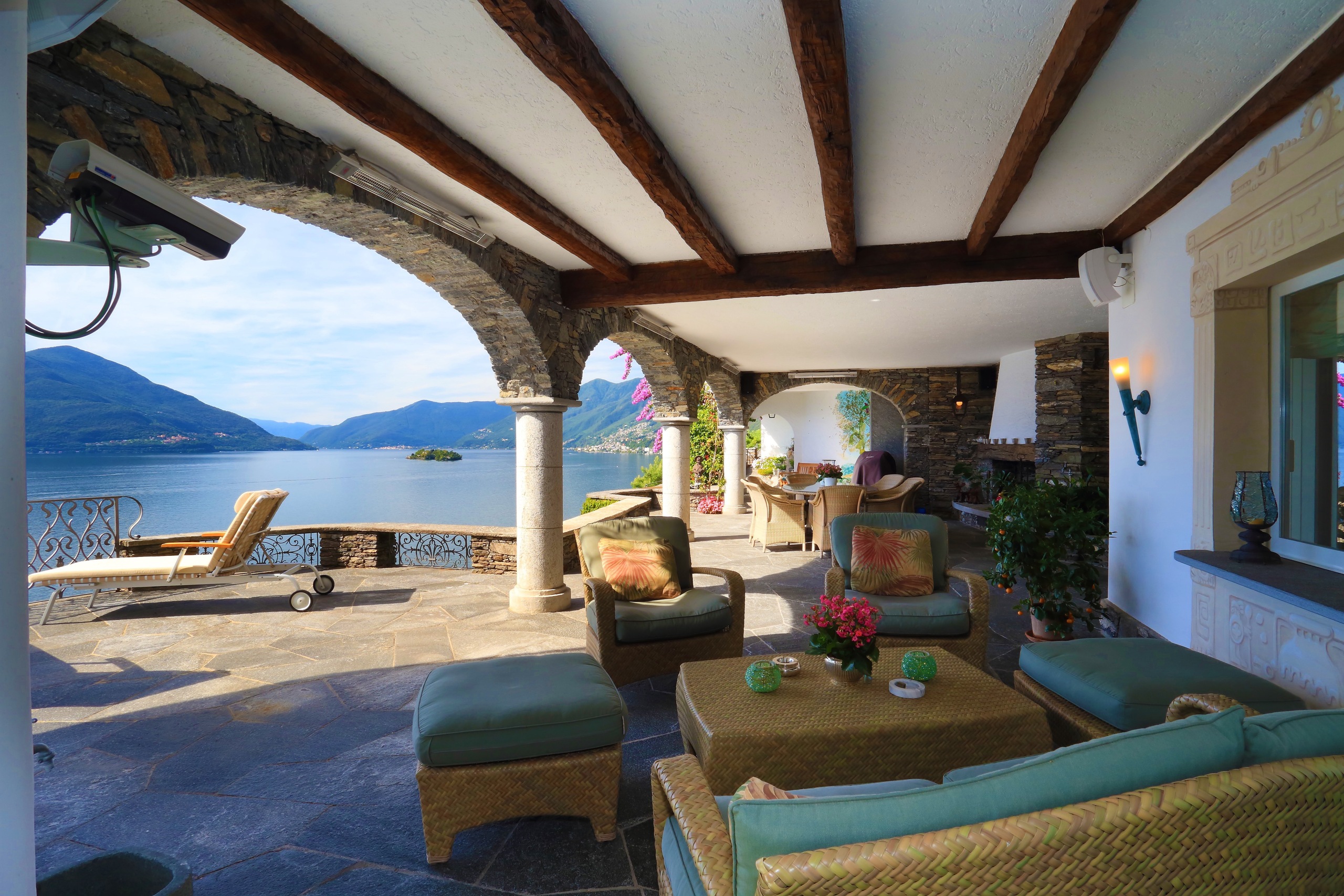 Überdachte Seeterrasse mit Lounge