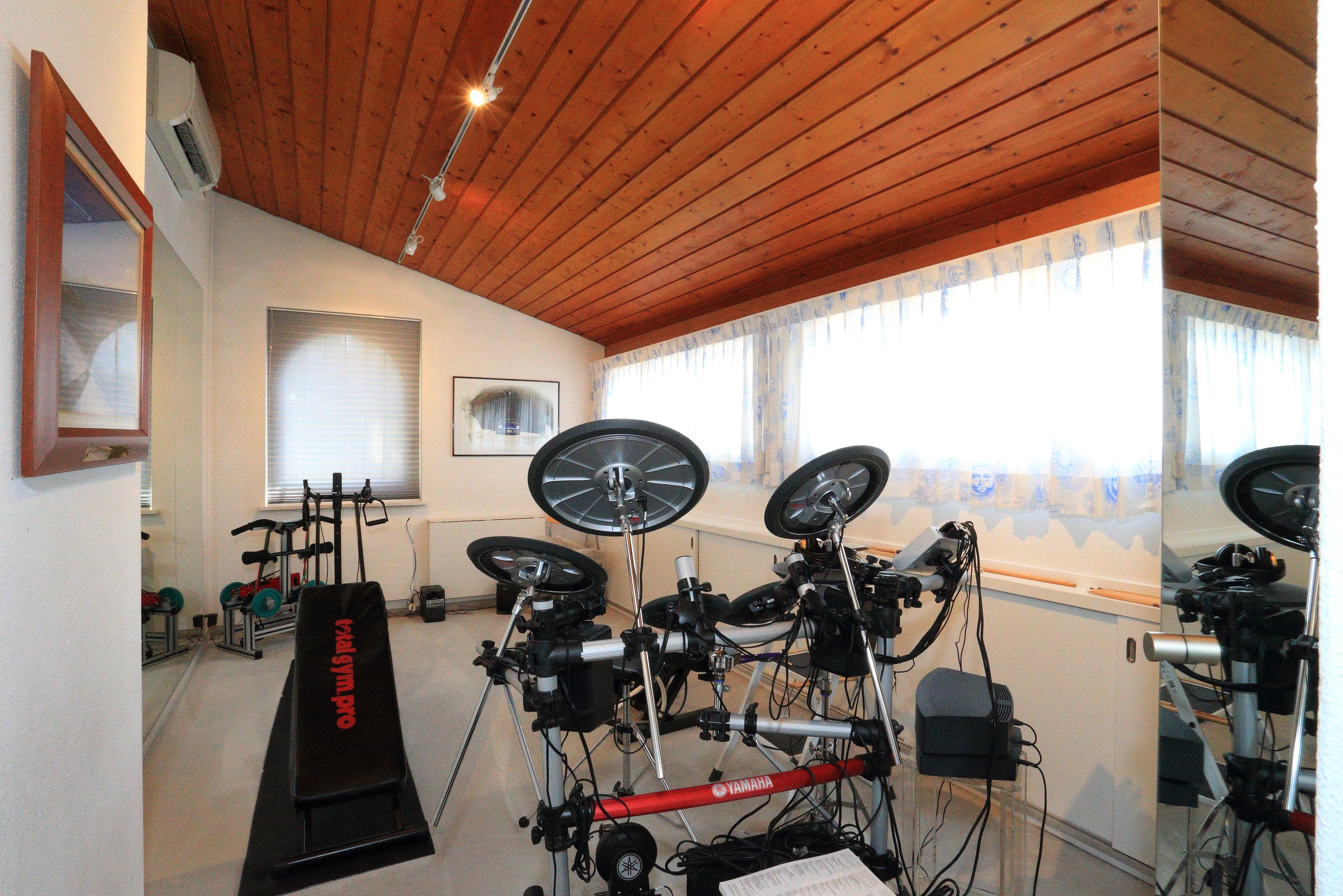 Fitnessraum mit Holzdecke