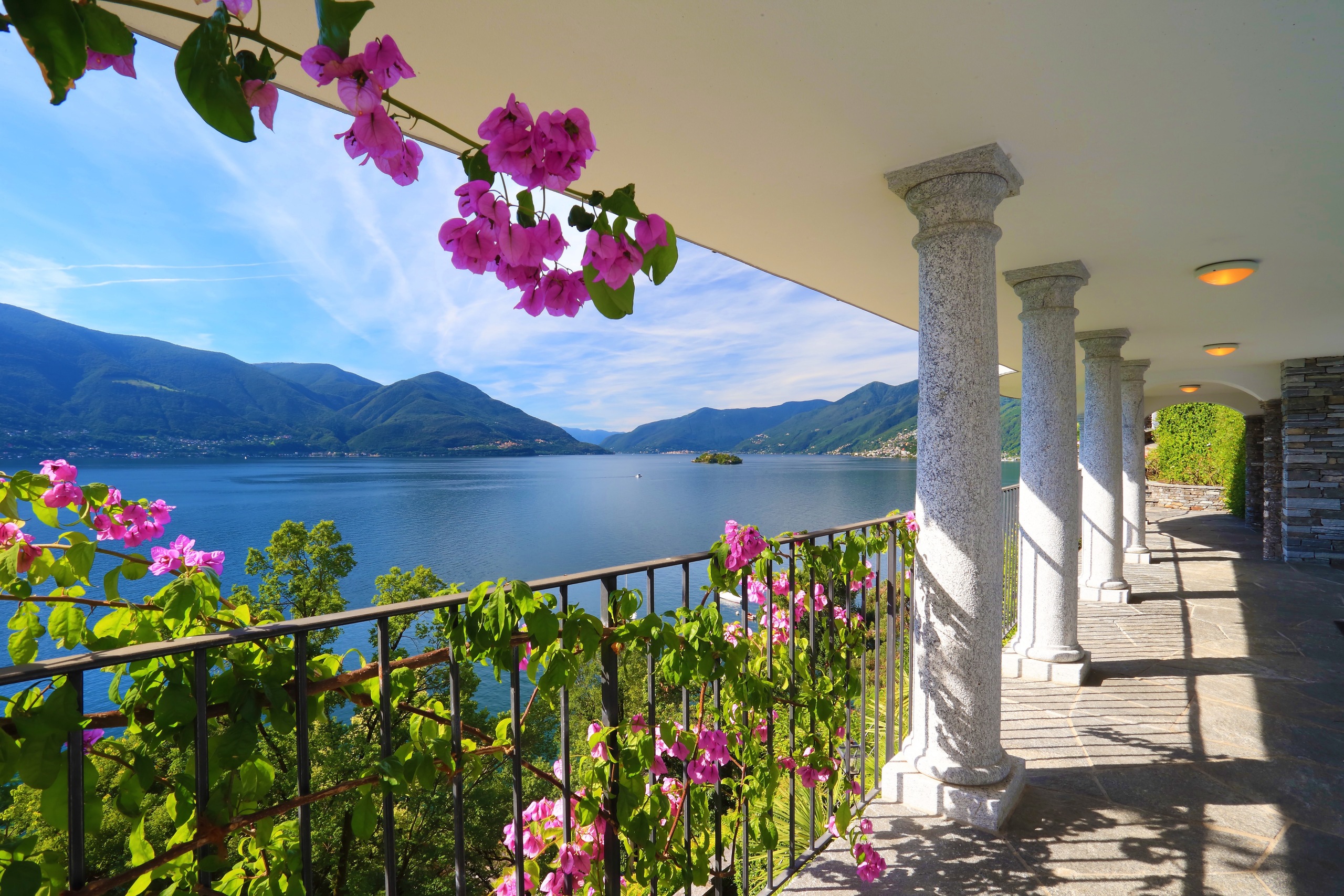 Überdachter Balkon mit Seeblick