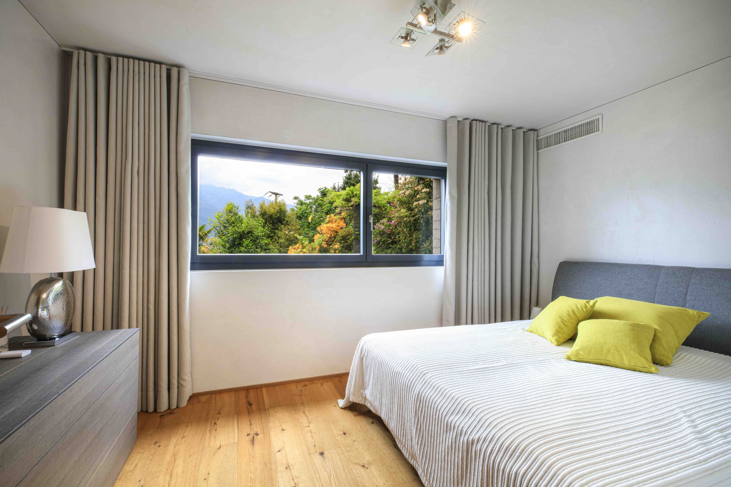 Helles Schlafzimmer mit Bergblick